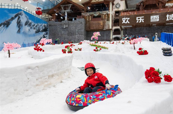 People Enjoy Themselves at Indoor Ski Resort in Changsha