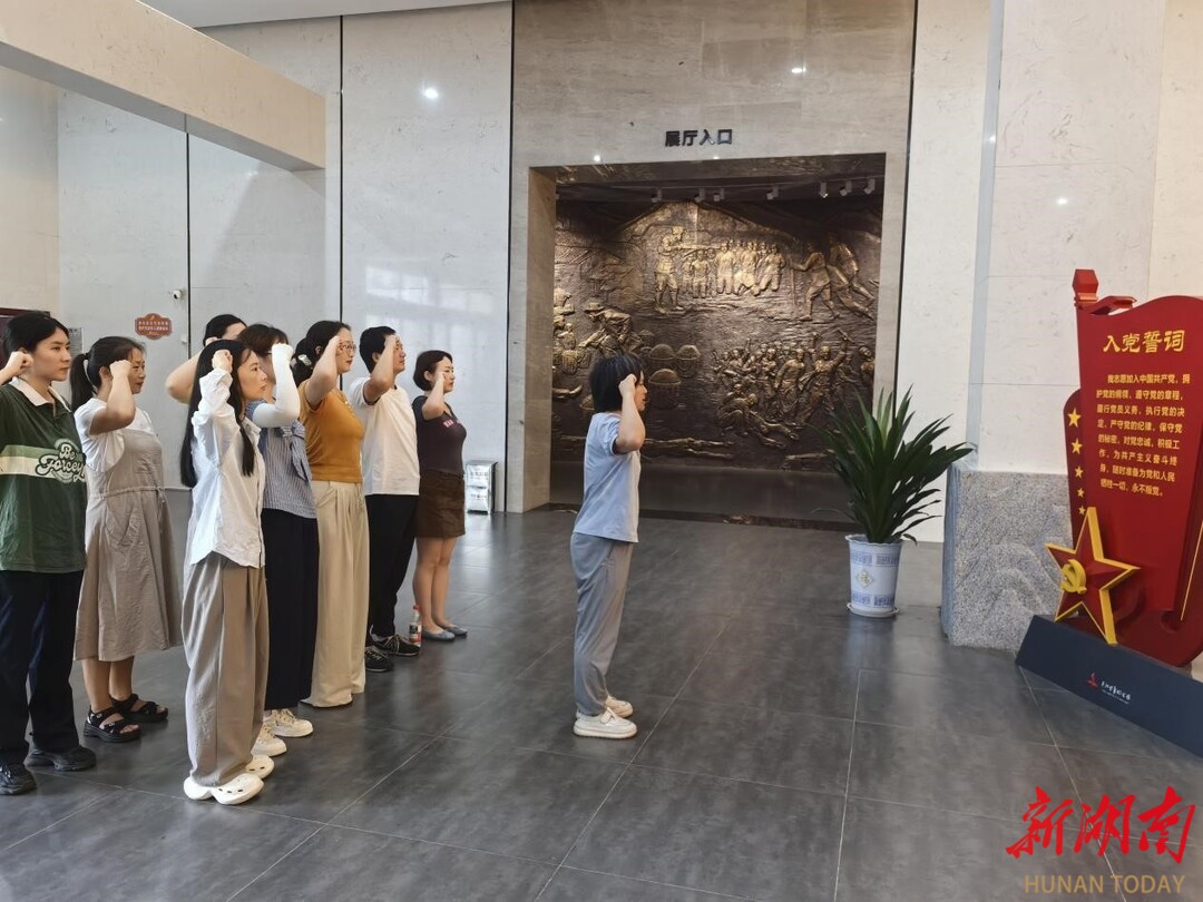 屈原法院組織全體黨員赴平江起義紀(jì)念館開展愛國主義教育活動