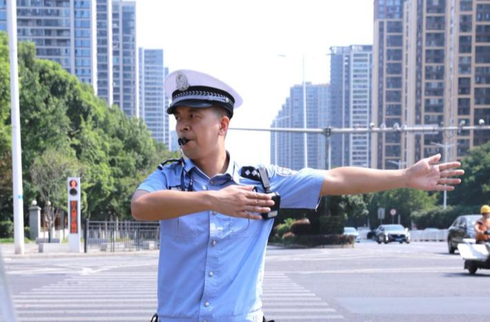 致敬高温下的劳动者！蒸湘因你们更美丽！