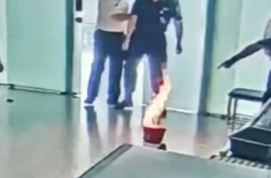 男子机场怒摔充电宝，瞬间起火！劣质充电宝有多危险？