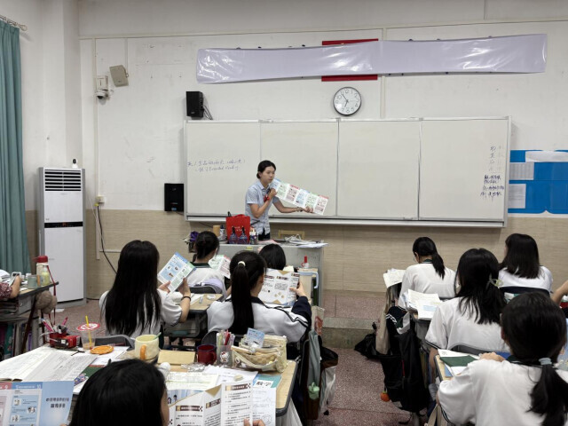平江農(nóng)商銀行城關(guān)支行積極開展金融知識進校園活動