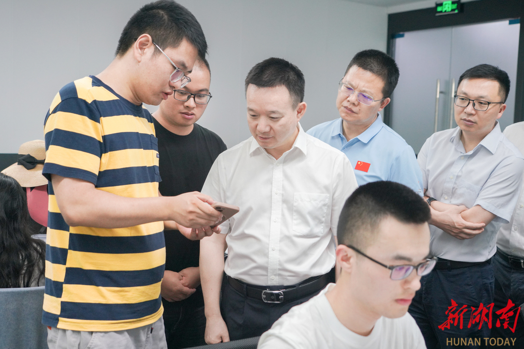 何朝暉調(diào)研大學生創(chuàng)新創(chuàng)業(yè)和企業(yè)幫扶工作