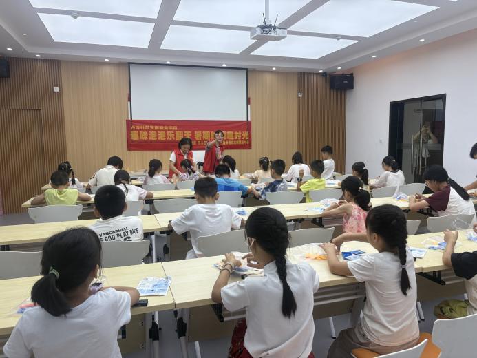 盧浮社區(qū)開展青少年泡泡機(jī)制作活動 解鎖科學(xué)與樂趣雙重體驗