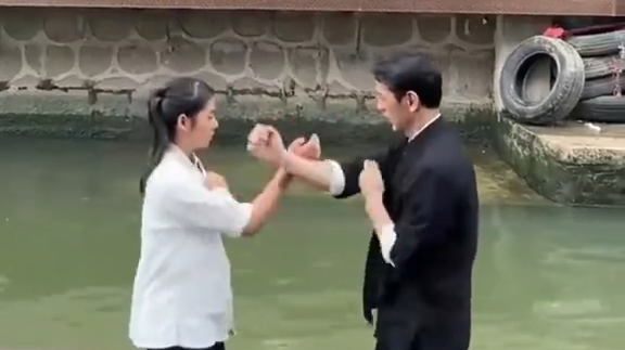 父女对打咏春拳，快到只看到残影