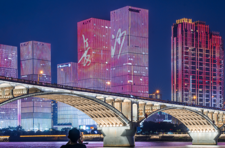 我在长沙拍夏天④|跟着璀璨灯火，打卡“不夜星城”