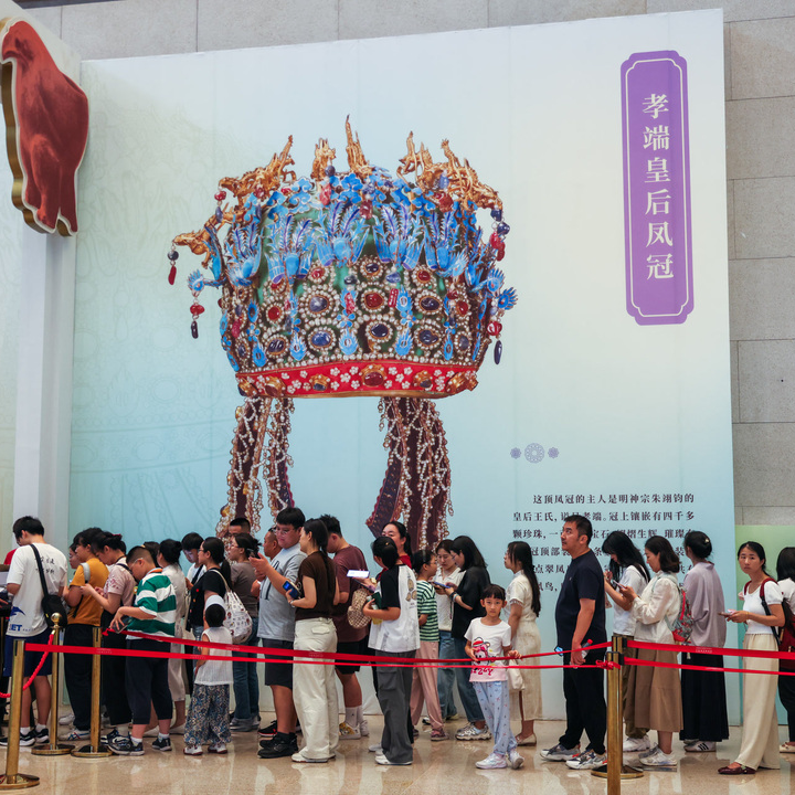 國博鳳冠冰箱貼1年銷售破200萬件！又一批文創(chuàng)新品亮相