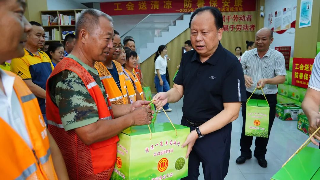 周农赴益阳慰问高温一线劳动者