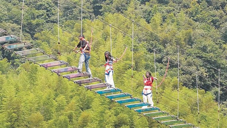 宜章县燕子岩景区“洞穴+”解锁避暑新玩法