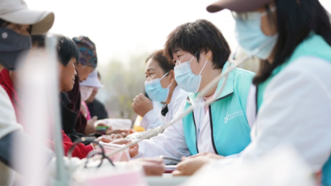 人大代表辦實事健康義診進(jìn)社區(qū)