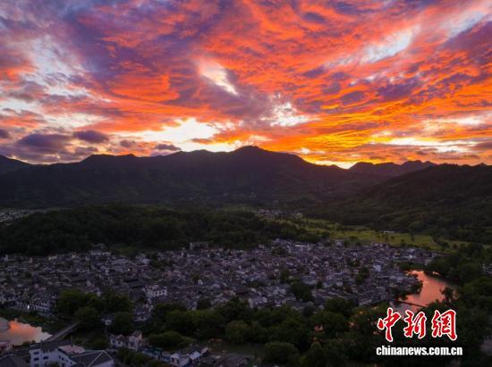 朝霞染宏村 盛夏徽韻入畫(huà)來(lái)