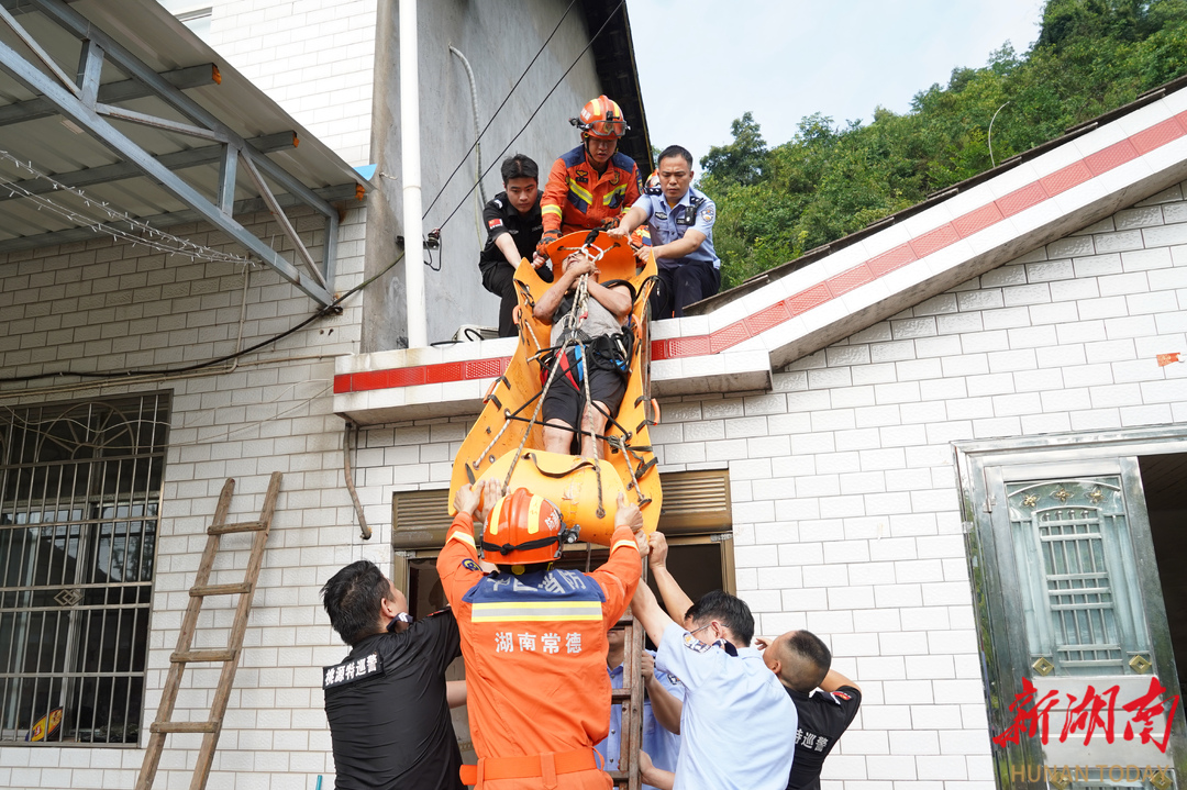 75岁老人滑落民房屋顶 多方联动救援上演“生死时速”