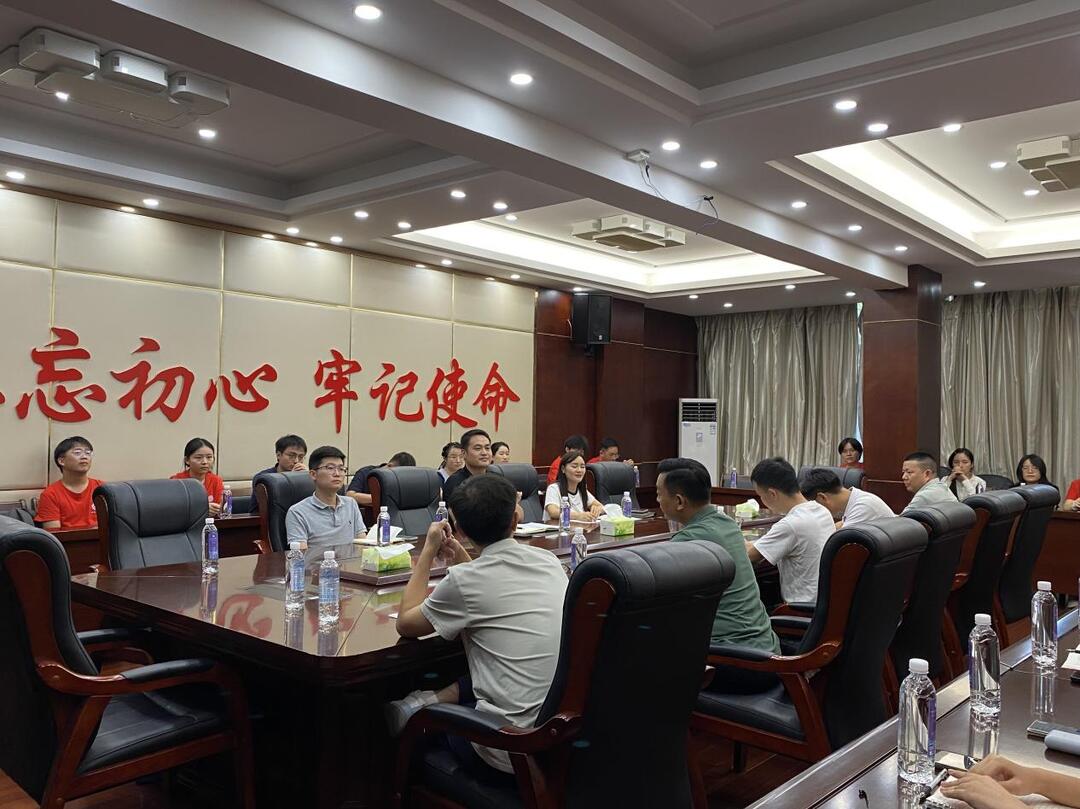 凤凰县委组织部召开中南大学暑期实习生见面会