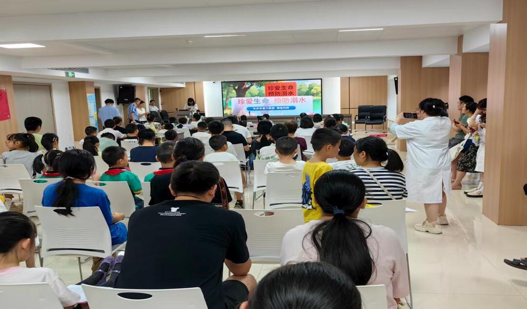 向東南社區(qū)組織開(kāi)展青少年開(kāi)展應(yīng)急救護(hù)知識(shí)講座活動(dòng)