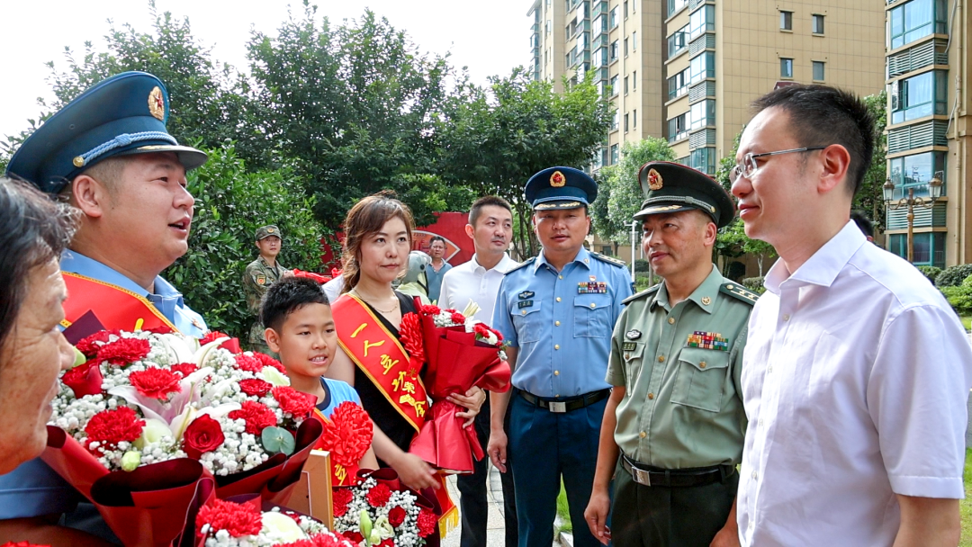 津市为立功受奖军人家庭送喜报