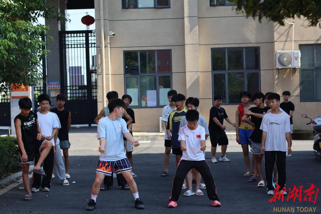 傳承紅色基因 以體育人強(qiáng)體魄——湖南第一師范學(xué)院三下鄉(xiāng)團(tuán)隊(duì)開展毛氏六段操教學(xué)實(shí)踐
