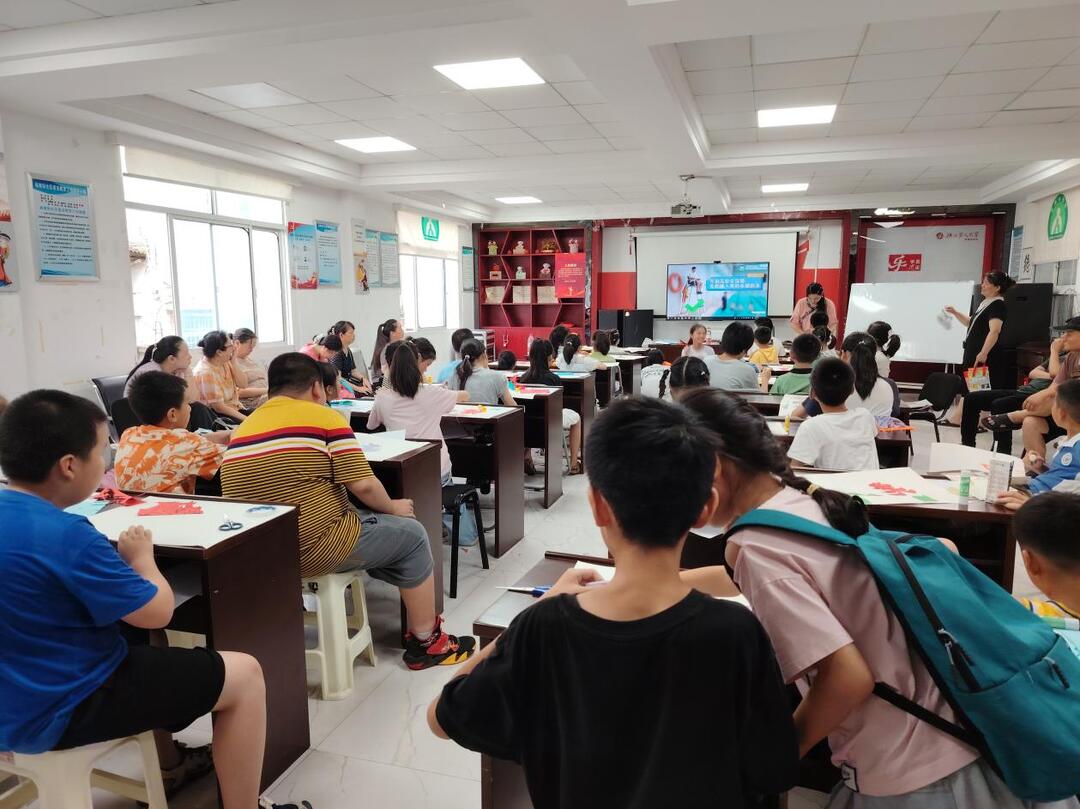 “天心裕苗成長(zhǎng)計(jì)劃”非遺剪紙與防溺水教育雙主題課堂開(kāi)講