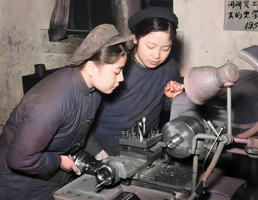 1953年至1957年，“一五”计划超额完成了规定的任务，实现了国民经济的快速增长，并为我国的工业化奠定了初步基础。.jpg