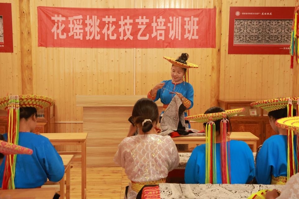 湘大研究生探訪深山瑰寶：解碼花瑤挑花
