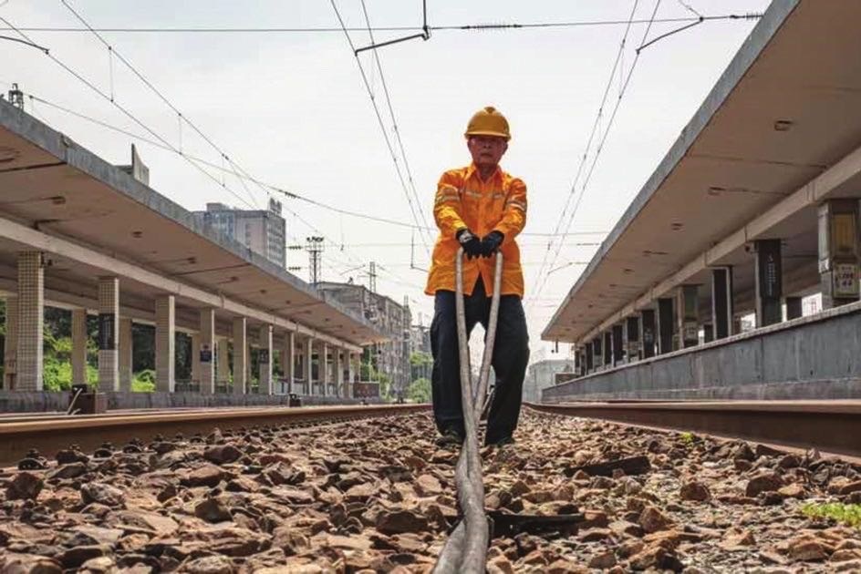 火車站維修工：列車旅客的“供水守護(hù)者”
