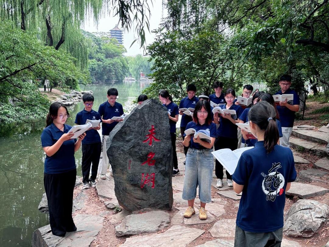 湖湘學(xué)子未名湖畔誦經(jīng)典 晨光書聲映照燕園薪火傳