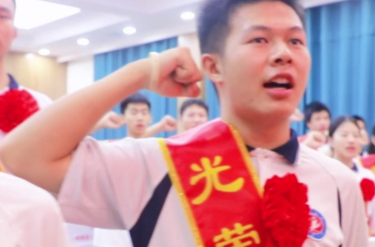 临澧31名青年学子启程铸军魂