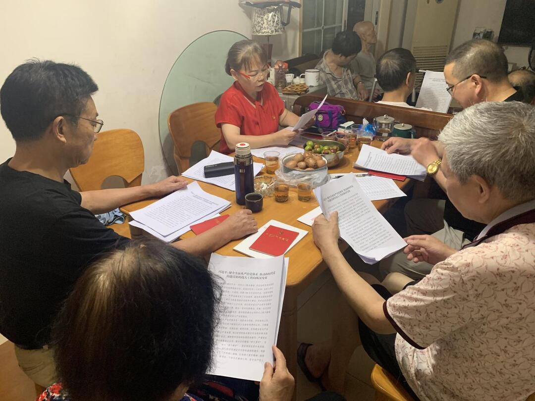 黨旗聚力·幸福青園⑤丨楊利群：用腳步丈量民心 點(diǎn)亮老舊小區(qū)“幸福燈”