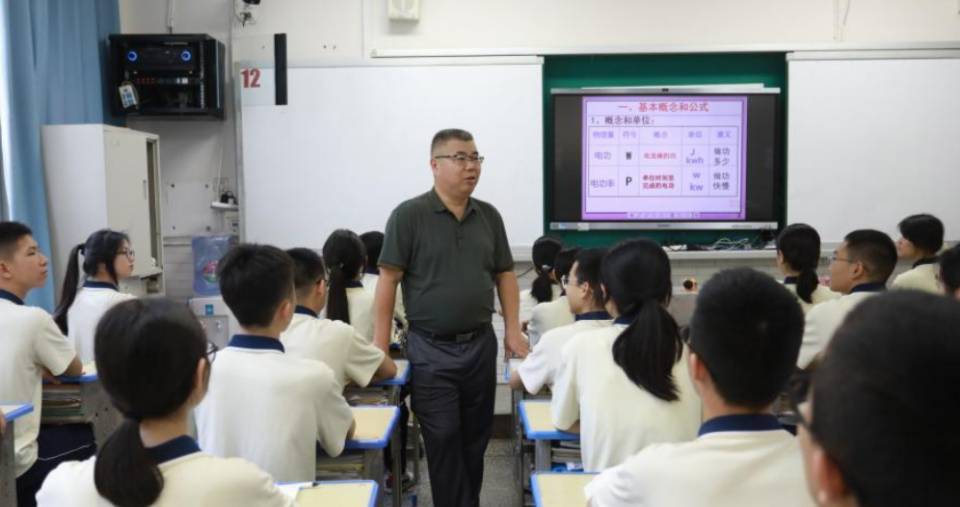 扎根杏坛育栋梁  争做学生“最温暖的引路人”