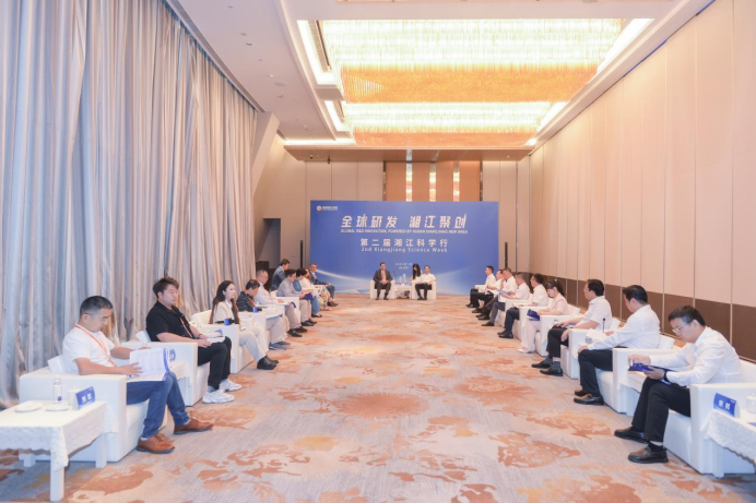 譚勇與出席“全球研發(fā) 湘江聚創(chuàng)”湘江科學(xué)行活動(dòng)嘉賓座談
