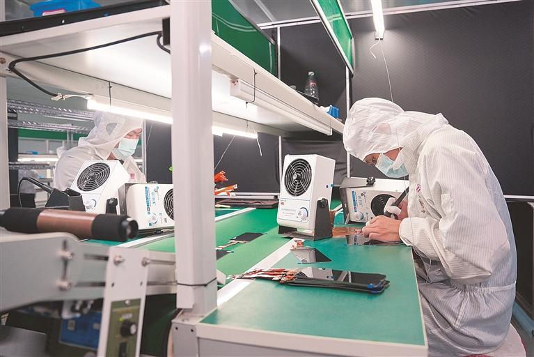 视觉丨郴州高新区工人正在使用专业自动化设备赶制订单