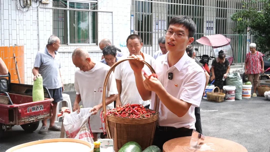95后“网红支书”谢俊雄：跳舞直播卖农货 “土味”视频里的助农路