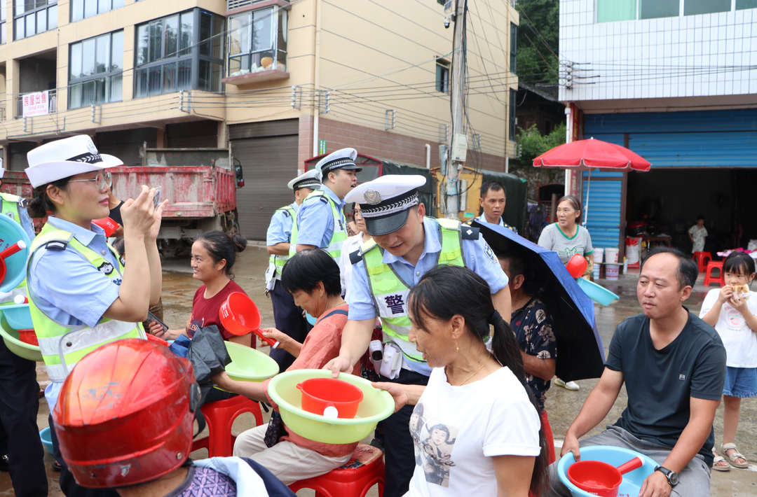 洪江市开展“一盔一带”安全宣传 村民戴盔答题赢奖品