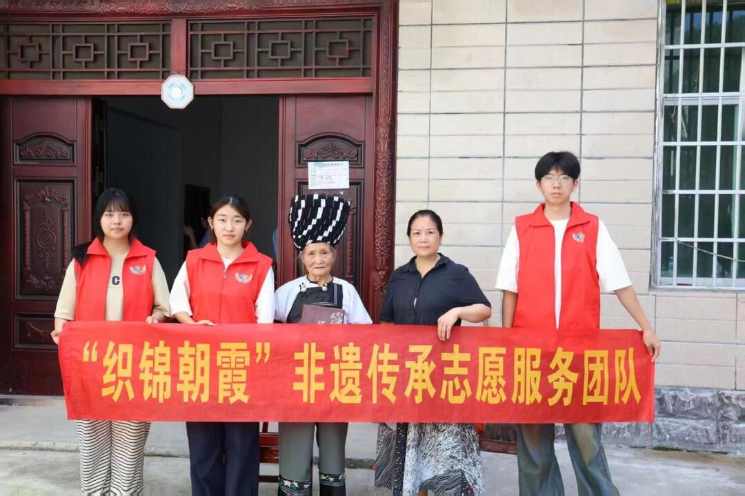長(zhǎng)沙民政職院“織錦朝霞”團(tuán)隊(duì)以科技賦能傳統(tǒng)技藝傳承