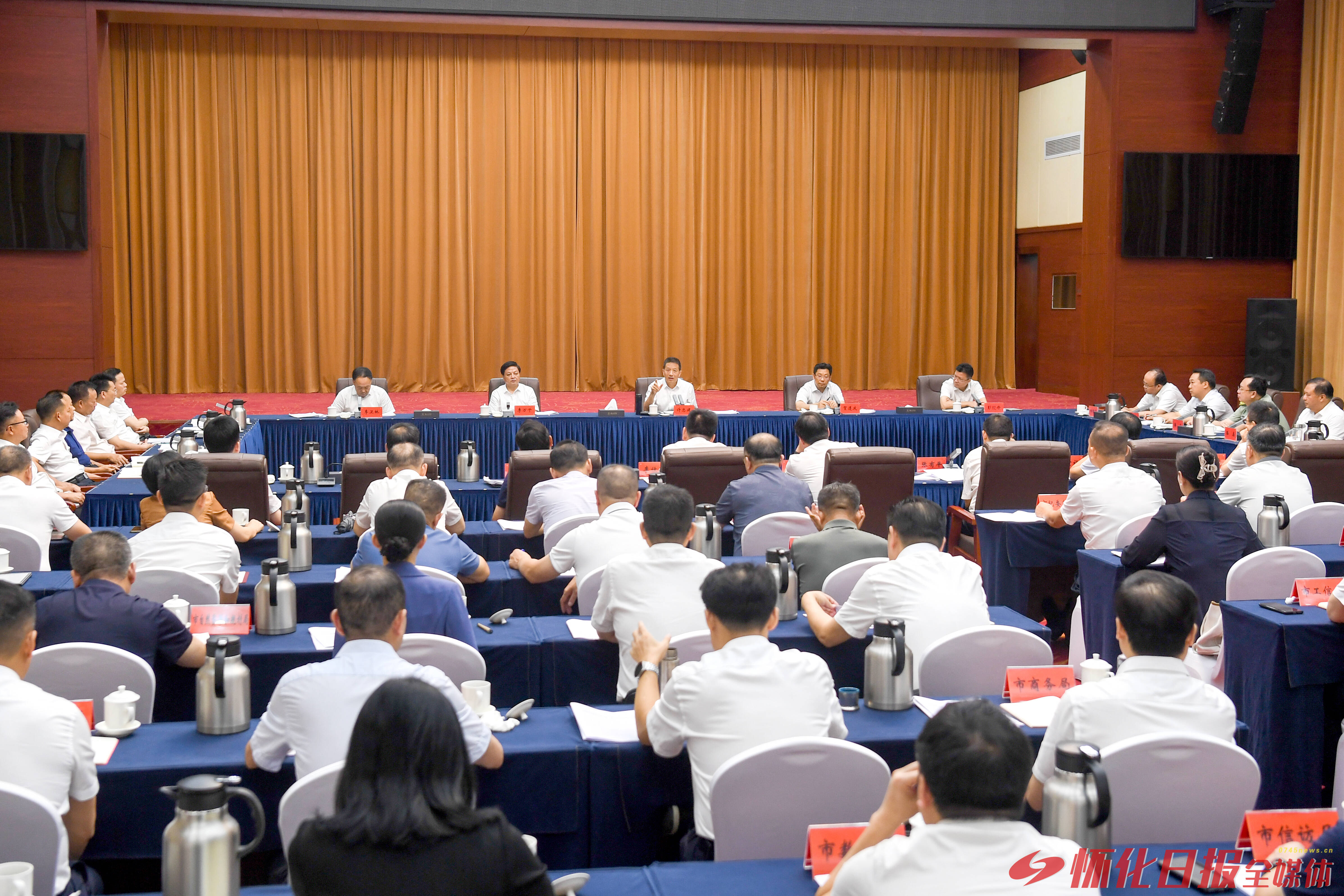 许忠建主持召开怀化市委常委会（扩大）会议暨市委理论学习中心组集体学习