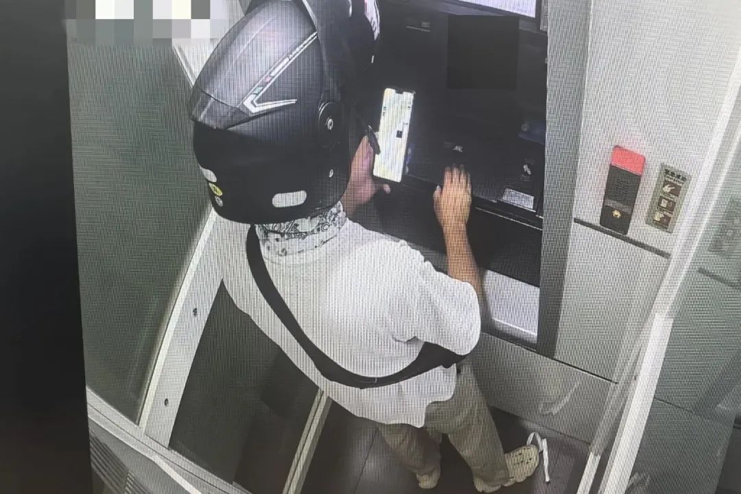 全副武裝來取錢，原來是為了……