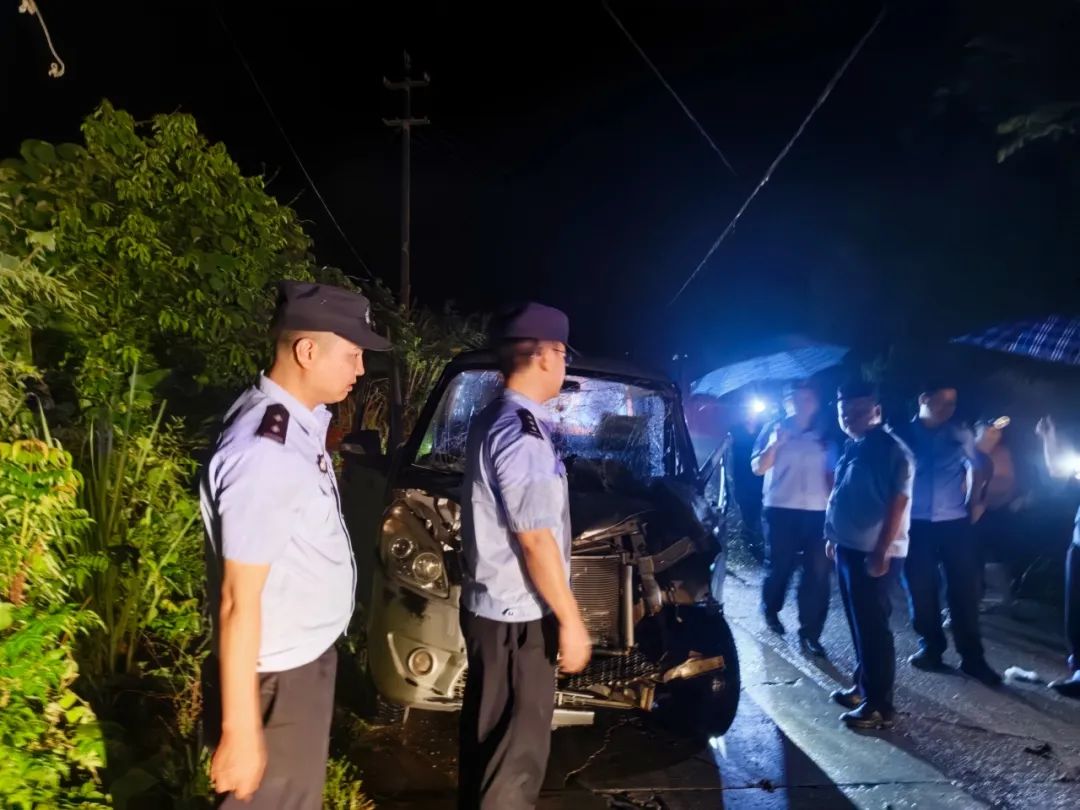 雨夜遇车祸，办案归途的他们没有犹豫