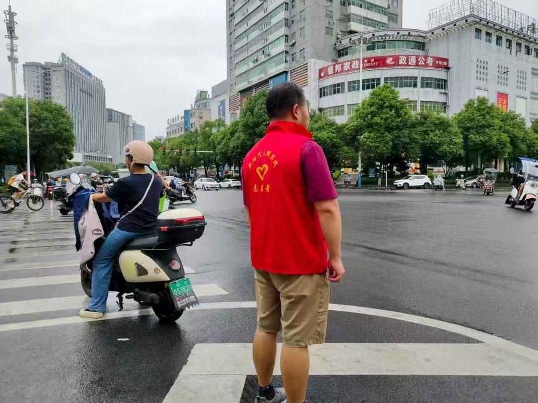 鶴城區(qū)迎豐街道：“紅袖章”與“藍(lán)制服”共繪文明新圖景