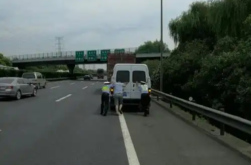 常德快速处置一处高速公路安全隐患