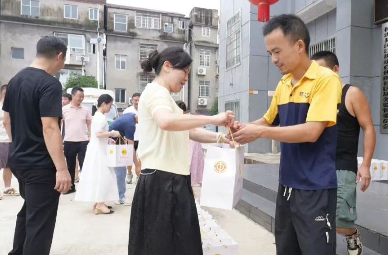 桃源：工会有“礼”  夏送“凉方”