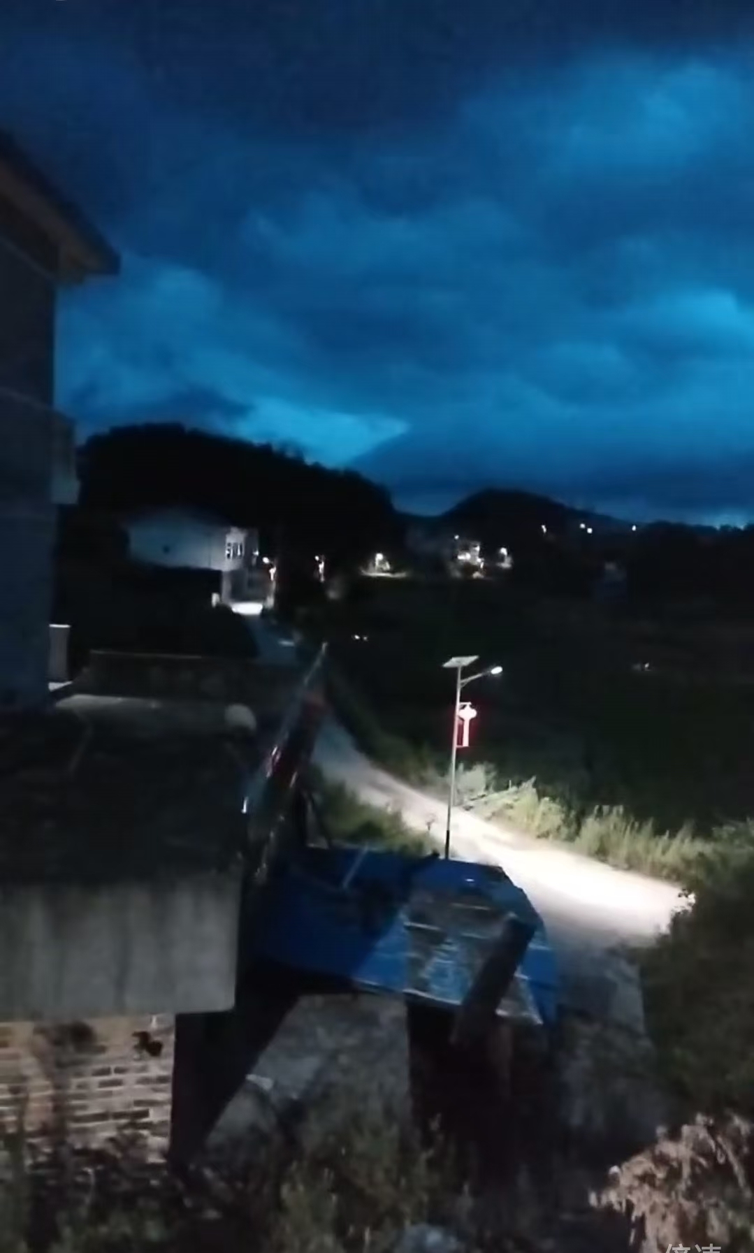 赤子點燈暖歸途，情系桑梓照振興