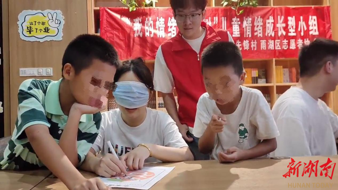 湘潭市雨湖区志愿者协会：“情绪树”下，亲子学会“心”沟通