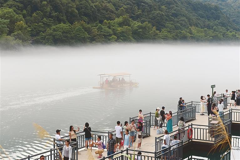 视觉丨游客游览雾漫小东江美景