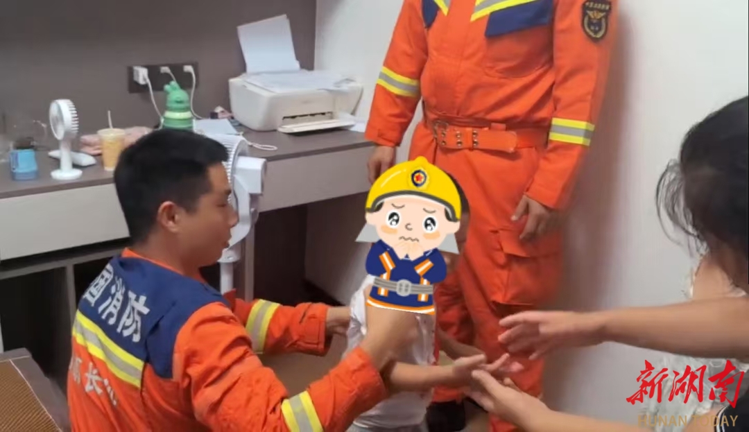 幼童不慎手卡門縫，望城消防緊急救助