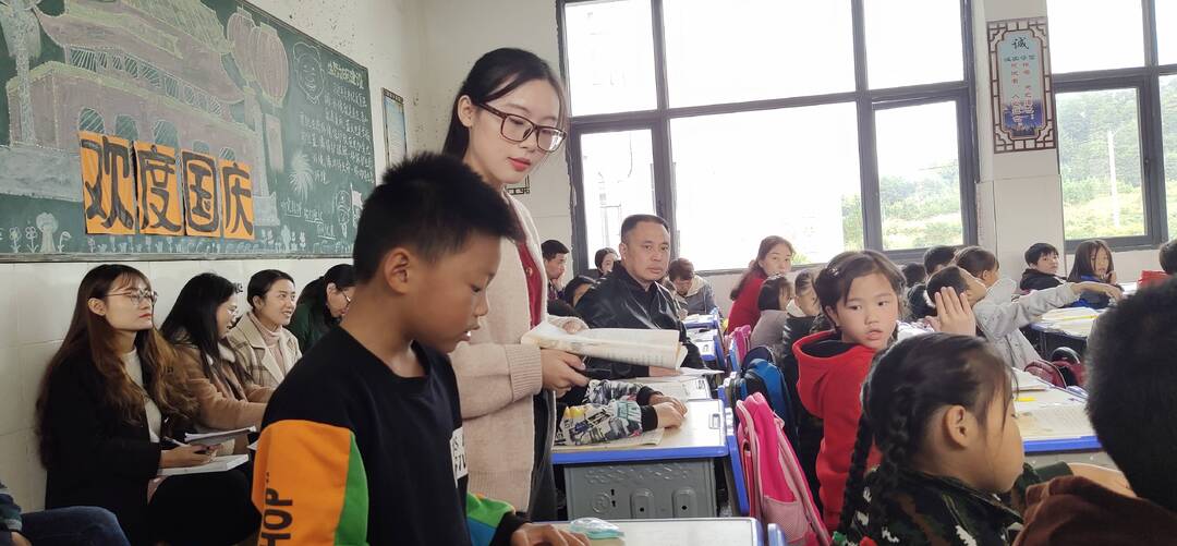 贺玉晨：扎根苗乡教育的“追光者”