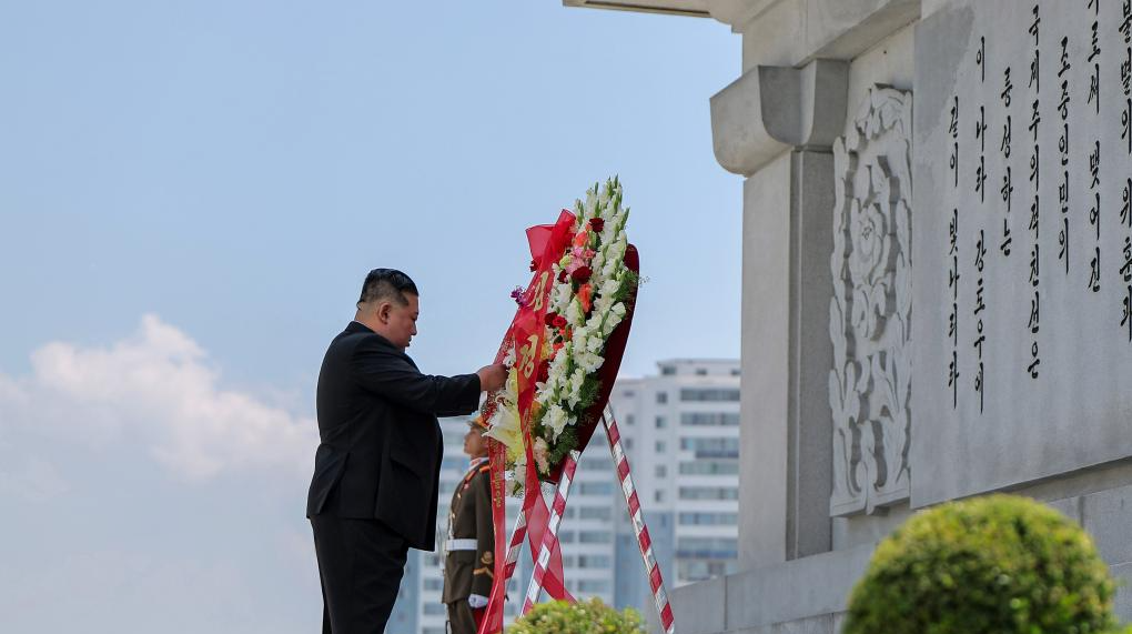 金正恩参谒中朝友谊塔