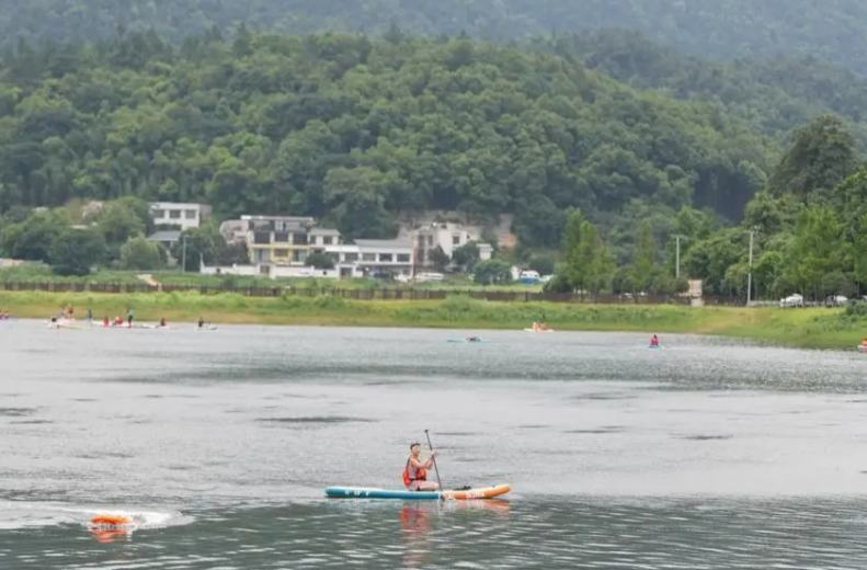 长沙梅溪湖成桨板运动热门地，水下机器人发现“夺命水草”！记者探访前一日有人溺亡