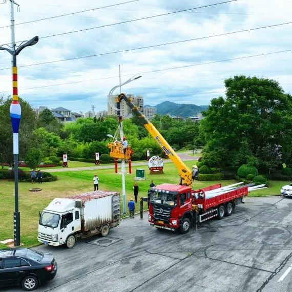  沖刺收尾 臨湘大道121基“浮標(biāo)路燈”月底亮燈