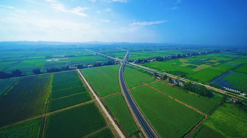 剛剛，一條“致富路”通車！一座“產(chǎn)業(yè)中心”開工！