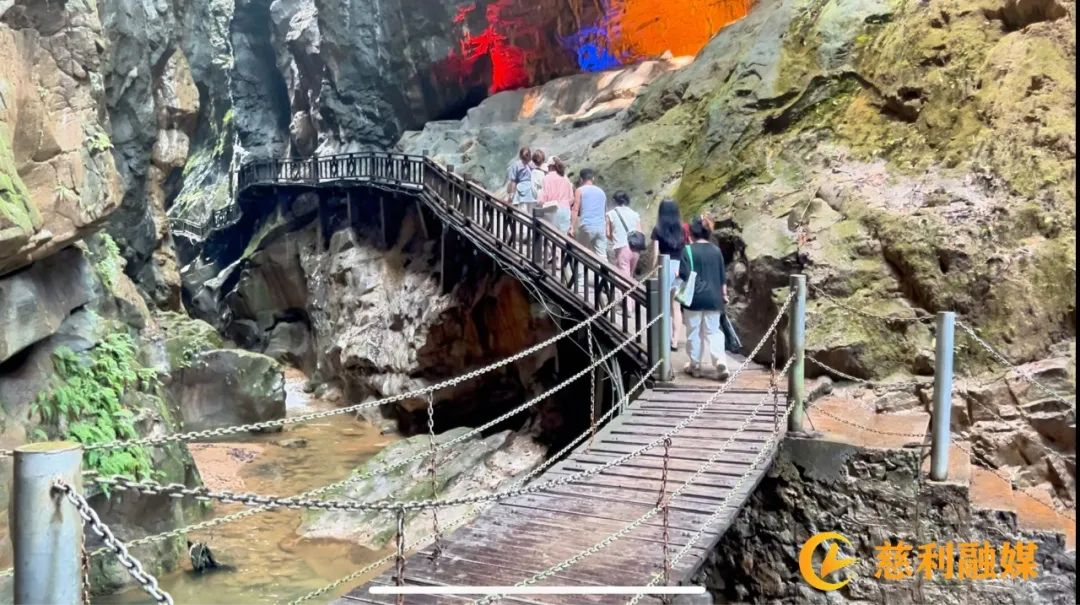 张家界地缝：19℃的清凉奇境 邂逅自然与浪漫的避暑天堂