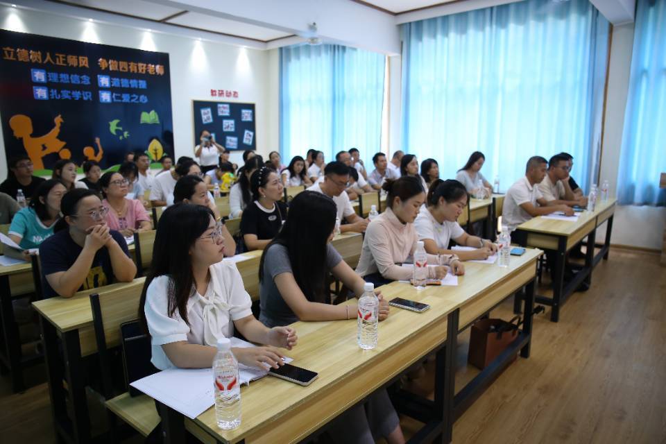 吉首市谷韵民小：泸溪县基础教育教学管理者培训班团队深入学校参观学习 