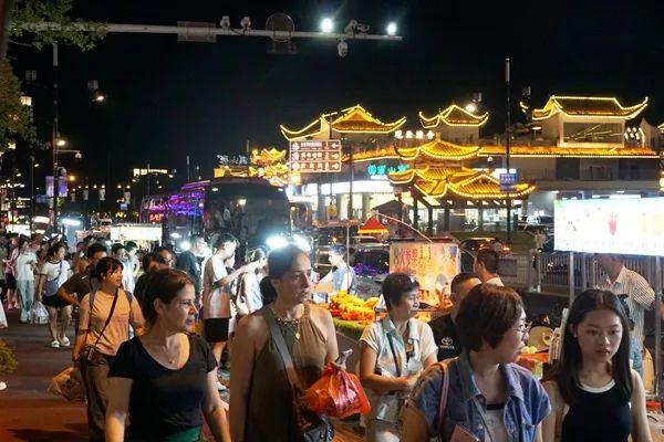 地摊长龙遇“加场好戏” 张家界武陵源夜游人气旺